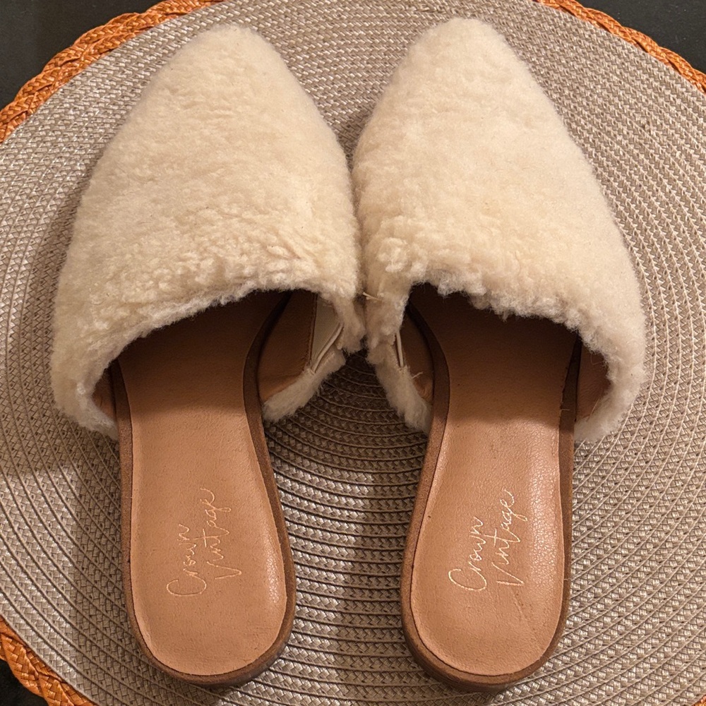 Crown Vintage Cream Shearling Mules House Shoes Slippers Size 7